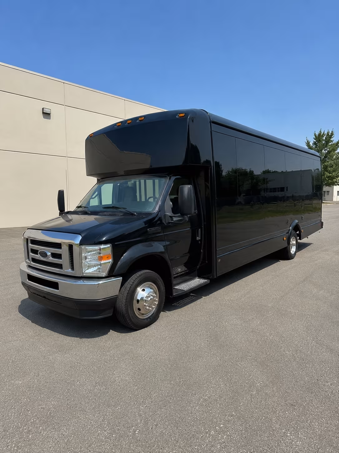 buses for scenic tours reunions and private group outings
